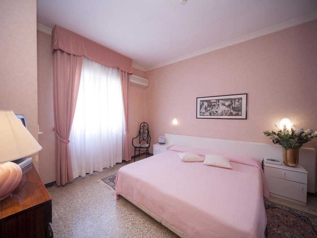 Hotel Aquila D'Oro Riccione Bilik gambar